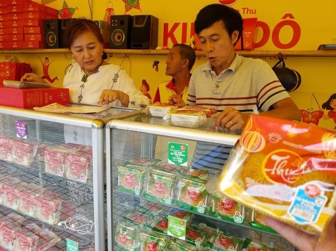 Cheap imported mooncakes flood Vietnamese market ahead of Mid-Autumn Festival