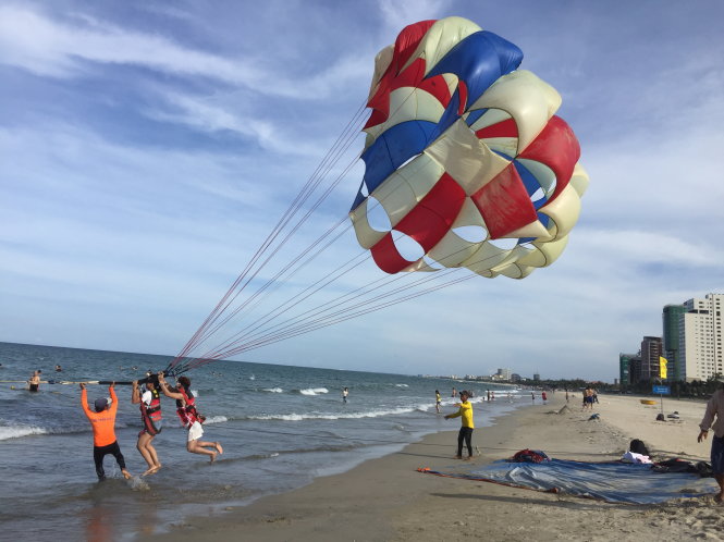 ​Jet skis, parasailing activities spread terror on Vietnamese beaches