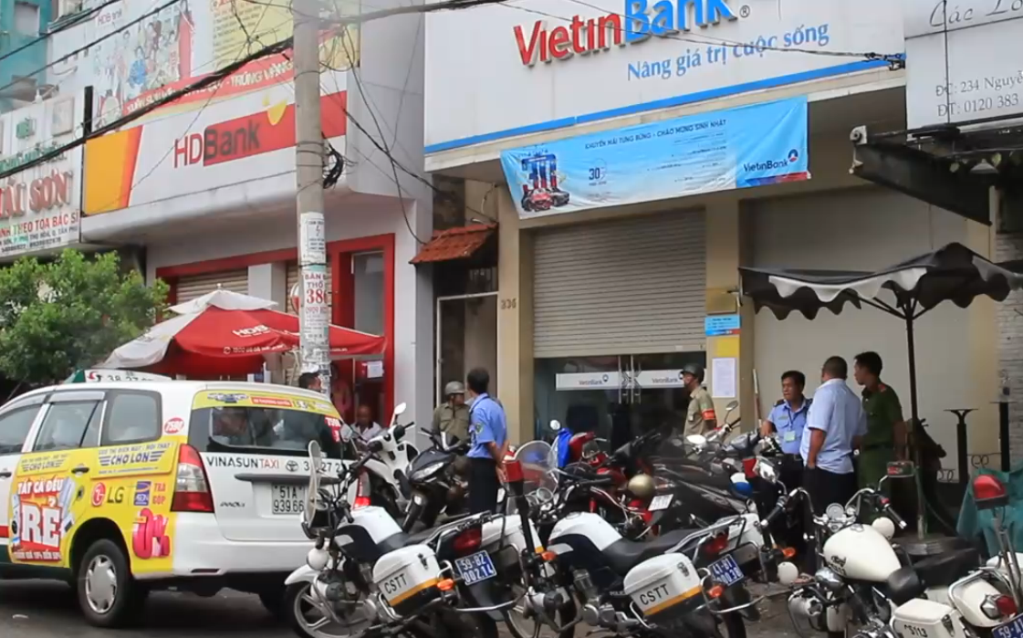 ​Vietnamese man awaits police arrest after bank robbery attempt