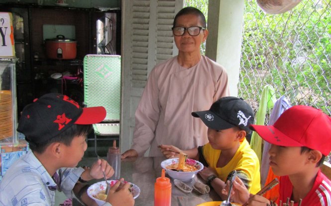 ​Woman in rural Vietnam offers budget meals, turns house into clinic 