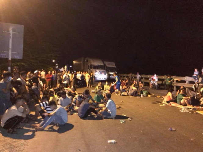 ​Residents block national highway to request relocation of landfill in Vietnam