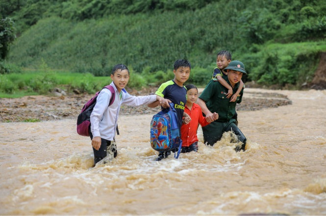 ​Students wrestle with flood aftermath as school year starts in Vietnam