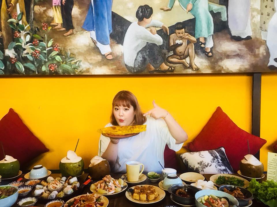 Vietnamese fans get excited as Korean ‘eating queen’ on Saigon food tour