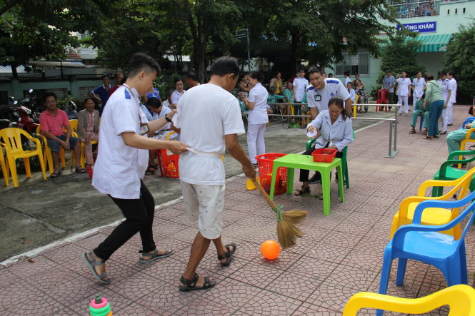 Vietnamese hospital organizes outdoor games for patients 