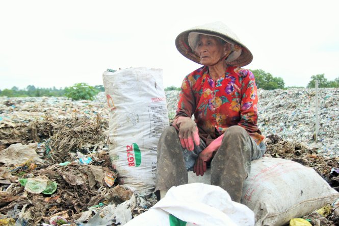 Vietnamese woman labors at dumpsite at advanced age 