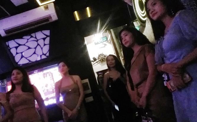 ​Karaoke parlors operate despite suspension in Hanoi