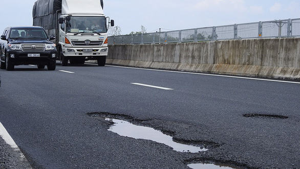 Transport ministry suspends tollgate on pothole-riddled Da Nang expressway