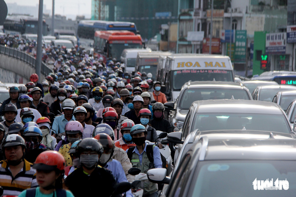 Heavy congestion near the Thu Thiem Bridge on October 15, 2018. Photo: Tuoi Tre