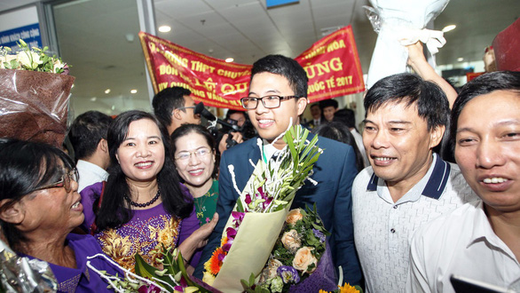 A Vietnamese student (second right) is welcomed home after winning gold medal at the 2017 International Mathematical Olympiad. Photo: Tuoi Tre