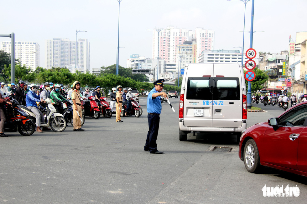 Officers control traffic near the tunnel. Photo: Tuoi Tre