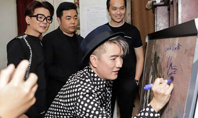 Vietnamese celebs criticized for signing on painting after charity auction