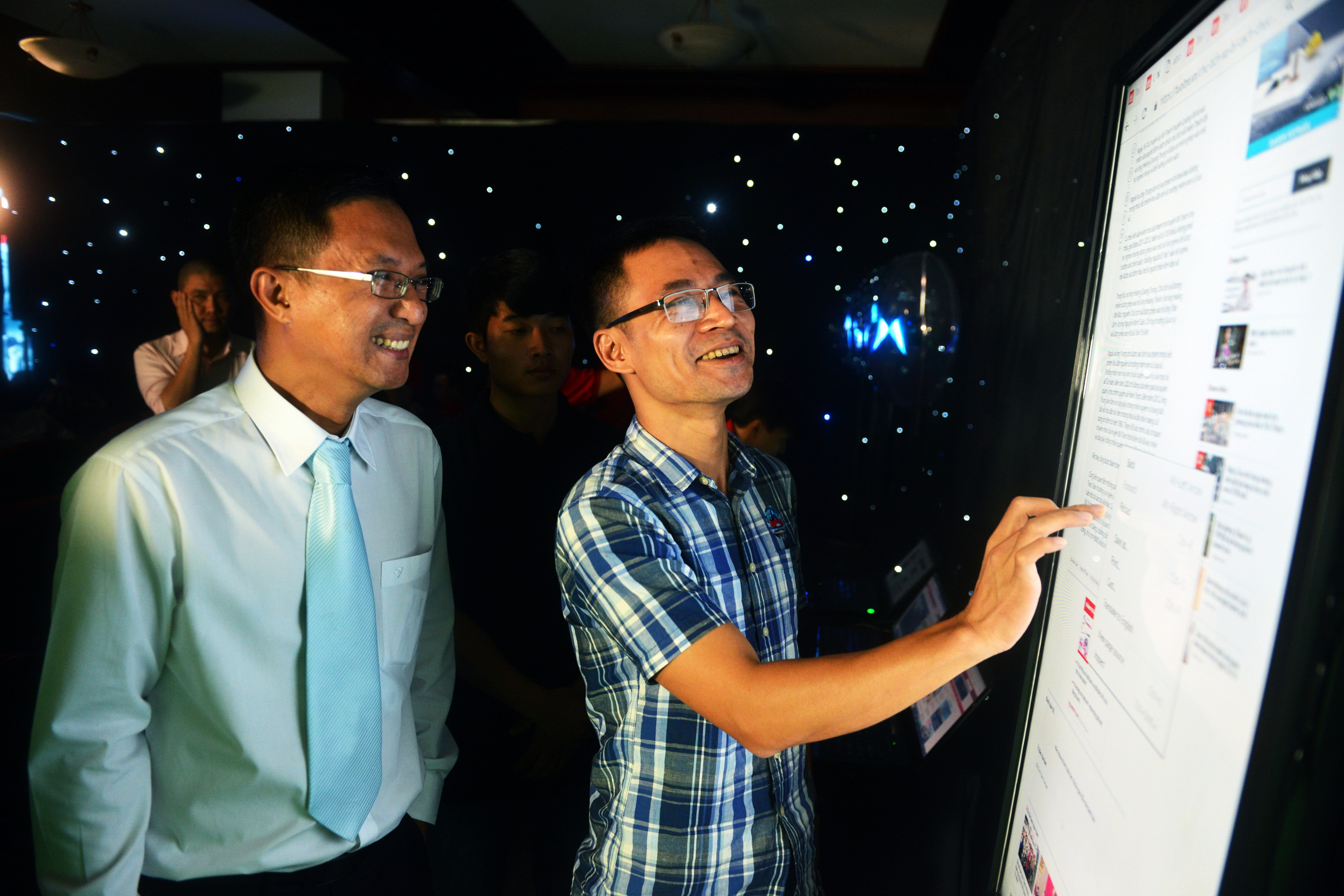 Readers explore the new design of Tuoi Tre Online at its launch in Ho Chi Minh City on October 16, 2018. Photo: Duyen Phan / Tuoi Tre News