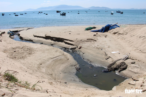 Dirty water is dumped from a drainage opening into the ocean in Nha Trang City in south-central Vietnam. Photo: Tuoi Tre