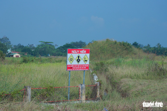A warning is erected at the dioxin contaminated zone at the Bien Hoa Airbase in the southern province of Dong Nai. Photo: Tuoi Tre