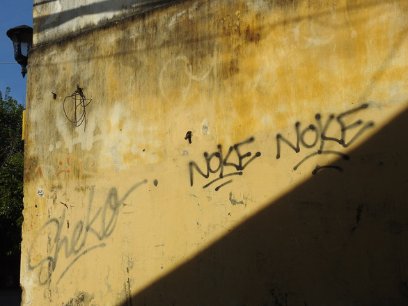 Gibberish writings cover a yellow wall on Hai Ba Trung Street in Hoi An Town. Photo: Tuoi Tre