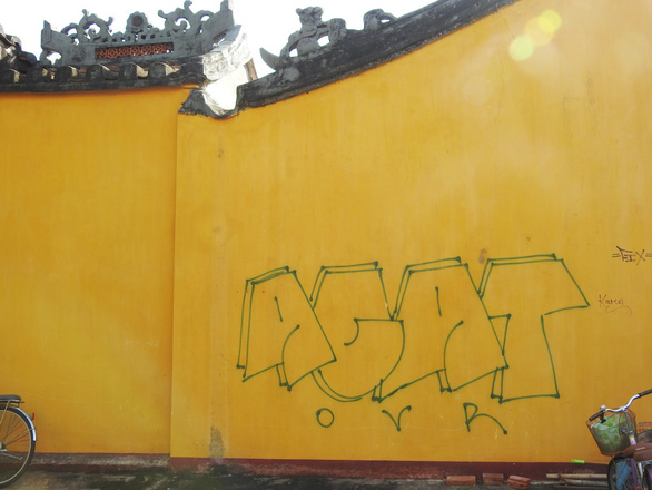 A nonsense writing is sprayed on the wall of Quan Cong Temple, also called Ong Pagoda, in Hoi An. Photo: Tuoi Tre