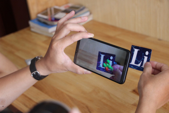 Nguyen Quoc Huy shows off his app by scanning the chemical symbol for lithium. Photo: Tuoi Tre
