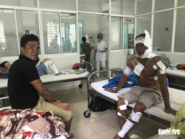 An injured fisherman is being treated at the hospital. Photo: Tuoi Tre
