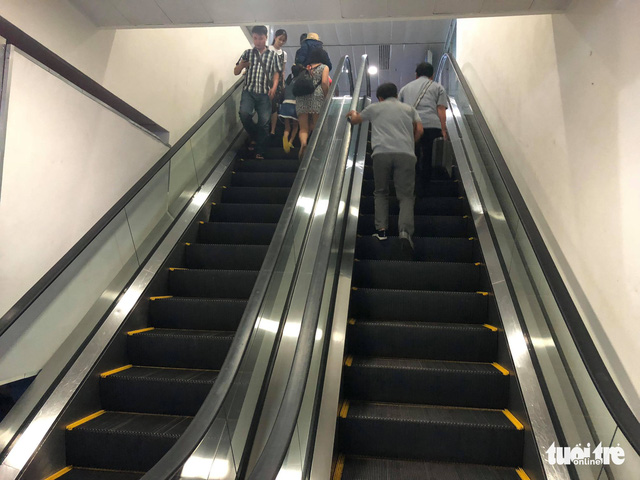 People walk on escalators that are not working at the Tan Son Nhat International Airport, Ho Chi Minh City, Vietnam, October 18, 2018. Photo: Tuoi Tre