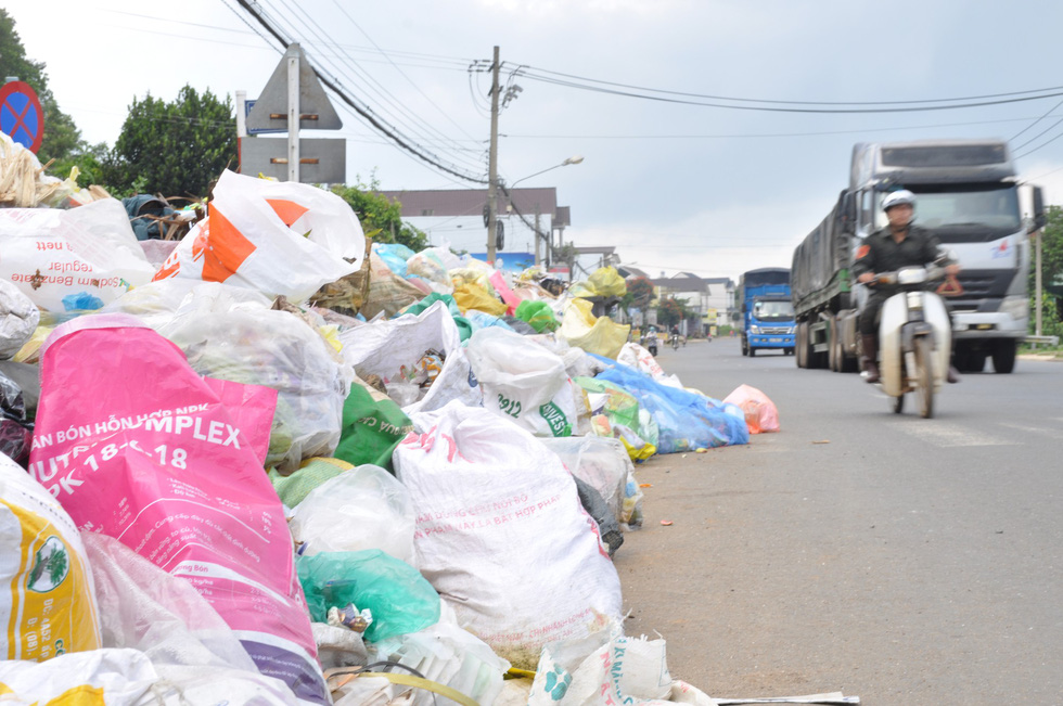 Garbage piles up due to overloaded treatment plant in Vietnamese city