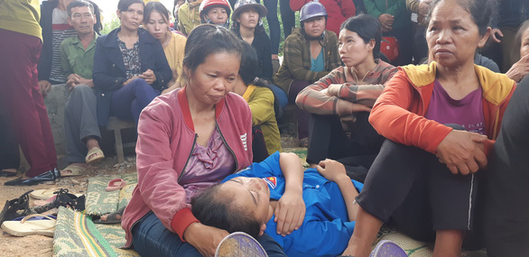 Relatives (foreground) mourn in Ha Tinh Province, October 20, 2018. Photo: Tuoi Tre