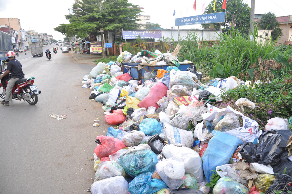 Trash along a section of Tran Phu Street. Photo: Tuoi Tre