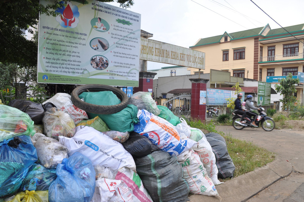 Rubbish piles up in front of a clinic in Bao Loc City. Photo: Tuoi Tre