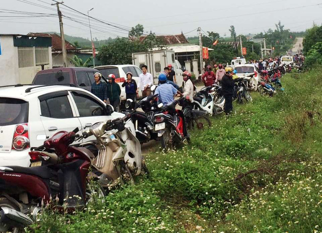 A long line of vehicles stretches along the road on which the deceased people’s house sits, in Ha Tinh Province, October 20, 2018. Photo: Tuoi Tre