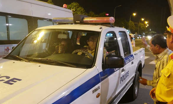 Nga is taken to the police station. Photo: Tuoi Tre