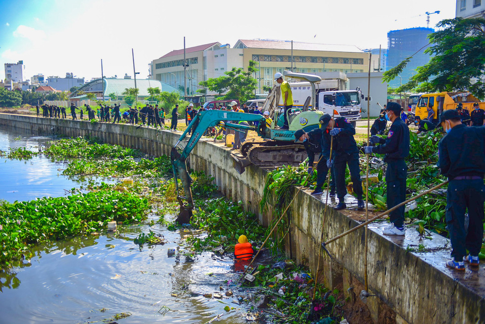 People clean up the Lang Canal on October 21, 2018. Photo: Tuoi Tre