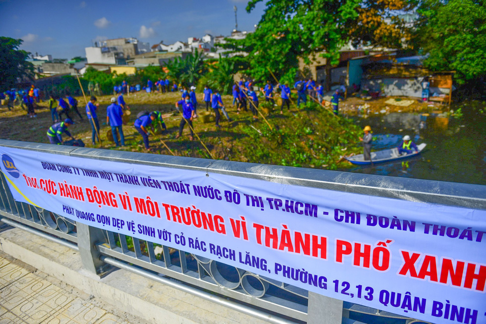 People clean up the Lang Canal on October 21, 2018. Photo: Tuoi Tre