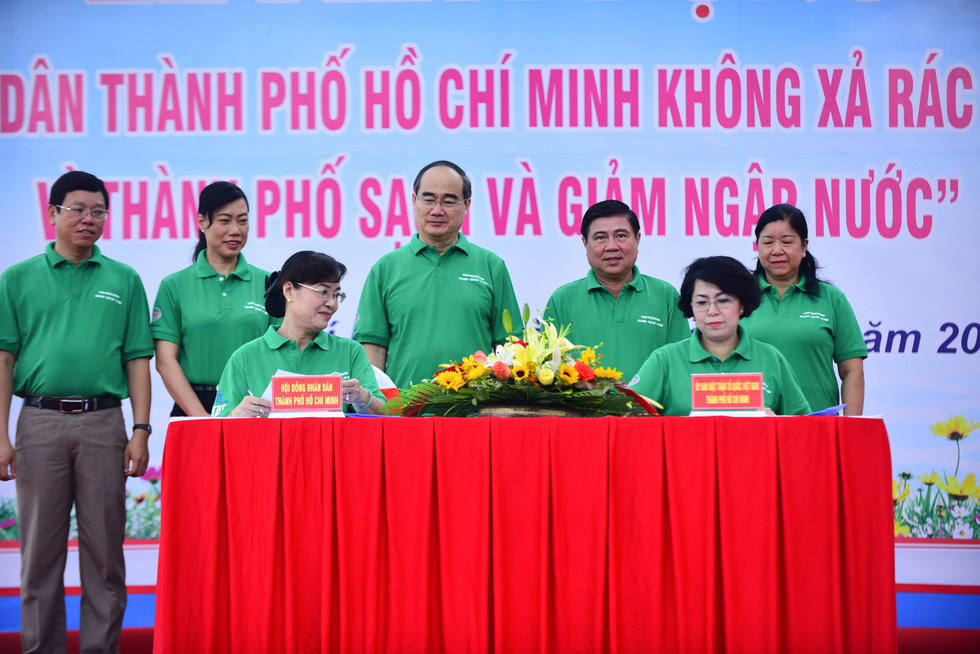Leaders of Ho Chi Minh City attend the kick-off ceremony of the environmental campaign on October 21, 2018. Photo: Tuoi Tre