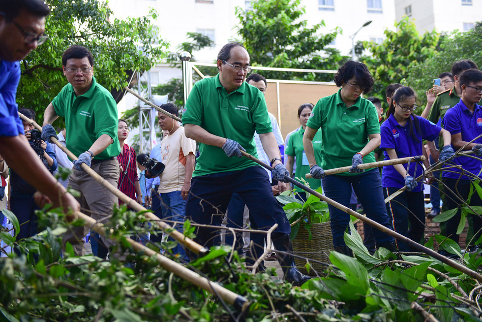 Ho Chi Minh City leaders join canal clean-up to kick-start environmental campaign