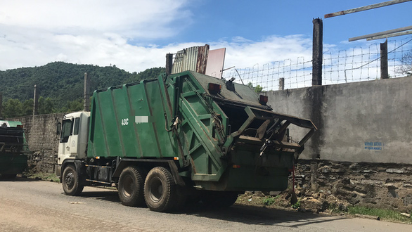 Sanitation workers filmed dumping trash juice into storm drain in Da Nang
