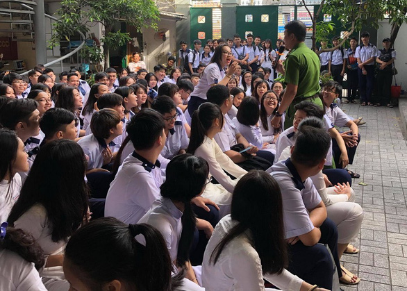 Video of Vietnamese policeman teaching students how to defend against sexual assault goes viral