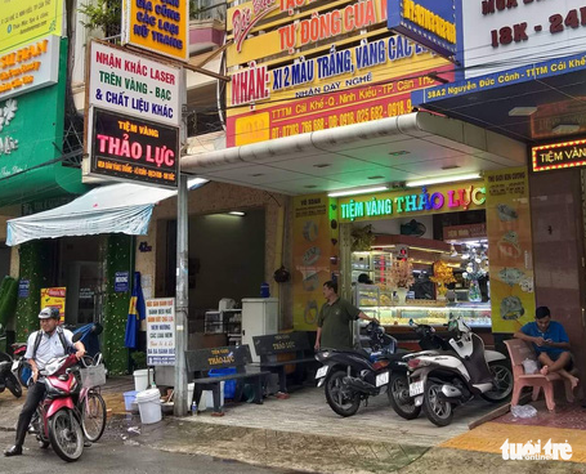 Owner of Vietnam gold shop fined for dollar exchange mulls lawsuit against authorities