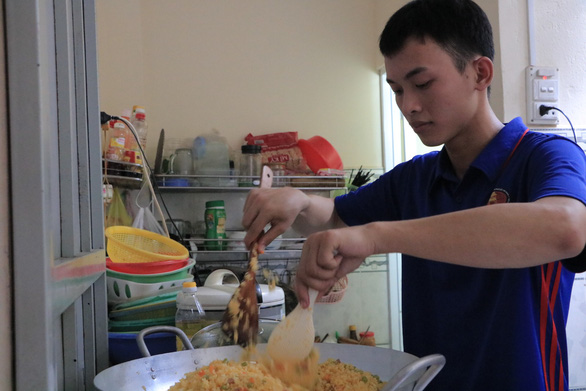 Vietnamese students run web startup to sell meals to peers