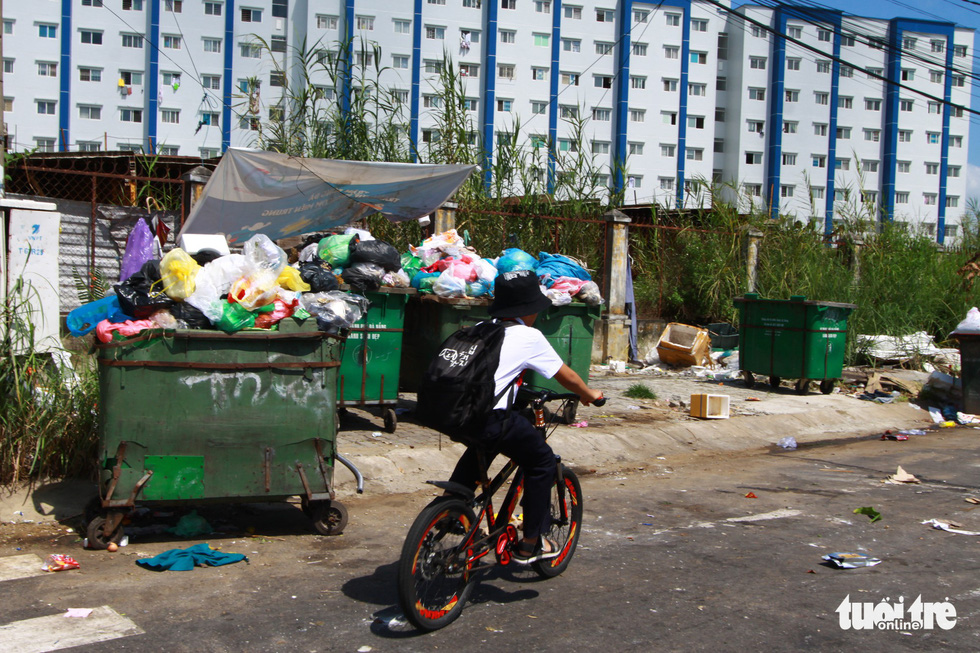 Sluggish waste treatment at landfill causes garbage to stack up in Da Nang
