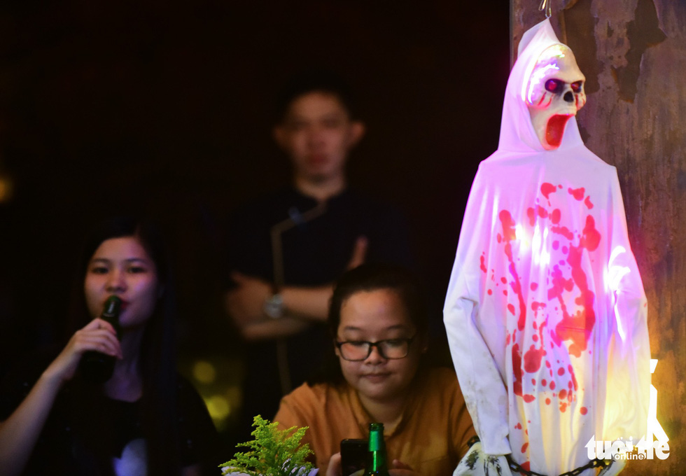 Young Saigonese flood Bui Vien in frightening costumes ahead of Halloween