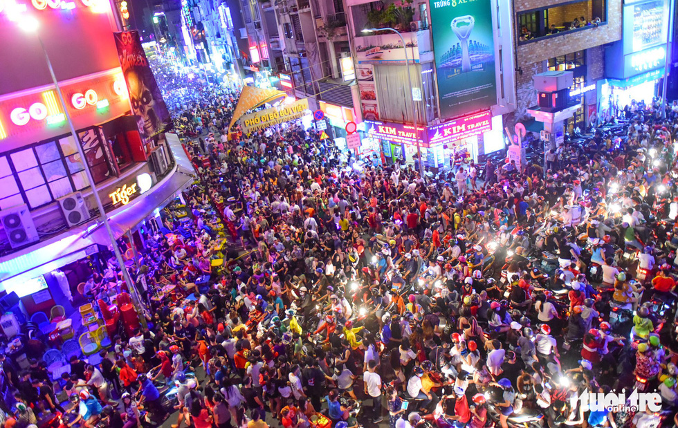 Thousands flock to Bui Vien in celebration of Halloween