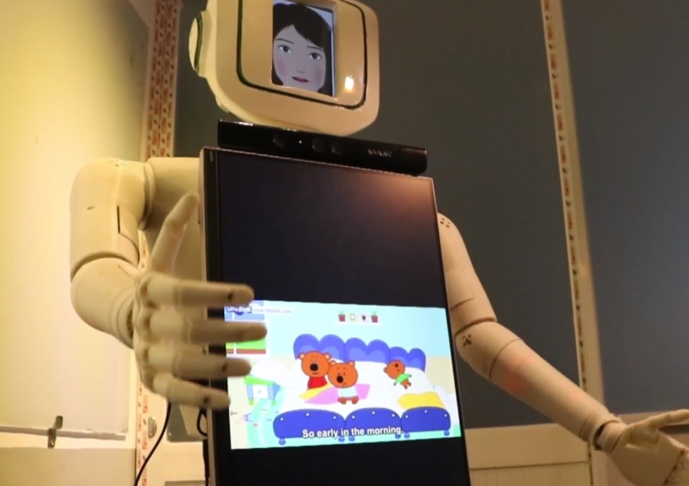 Vietnamese college student creates English-teaching robot
