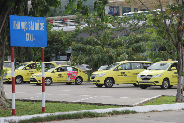 Taxi drivers stage strike against Grab at Da Nang airport