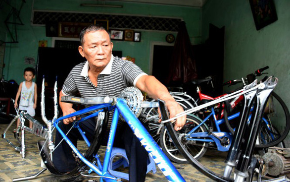 Vietnamese bicycle repairman earns Bachelor of Laws at 69