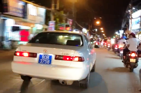 Car driver fined for using siren, fake license plate in Vietnam
