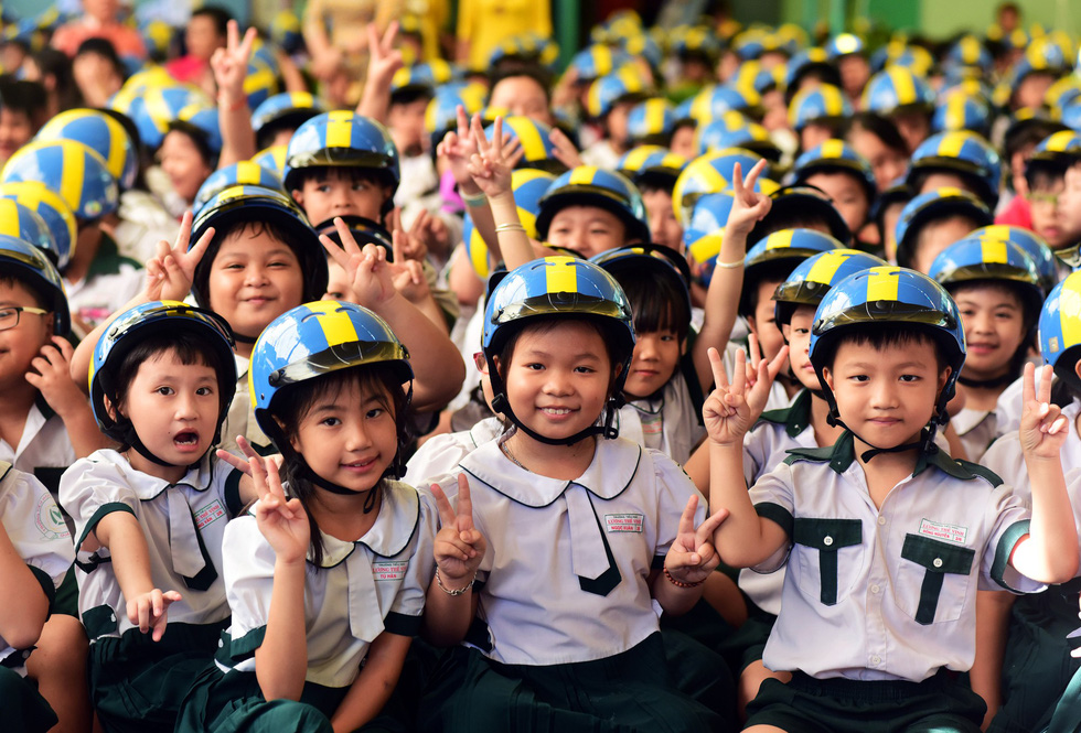 Swedish embassy hands over 1,000 helmets to Vietnamese children