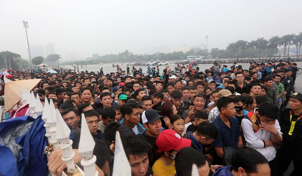 Vietnamese fans brave rain, cold for tickets to AFF Championship’s group stage game