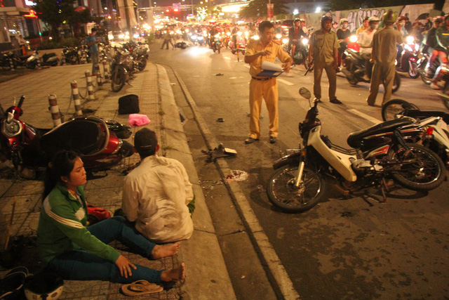 One dead as car hits four motorbikes in Ho Chi Minh City