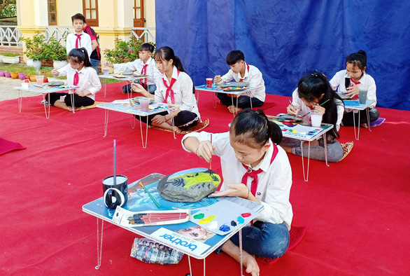 Vietnamese students paint rocks to raise funds for needy peers
