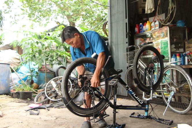 Repairman gives free bicycles to poor students in Vietnam’s Mekong Delta