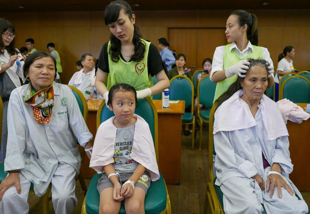 Hanoi hospital gives patients free haircuts, hair washing
